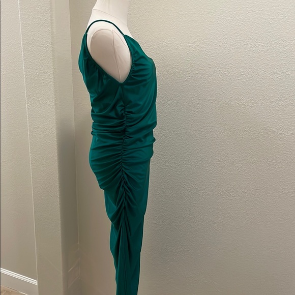 Elegant Green One-Shoulder Dress - Picture 3 of 6